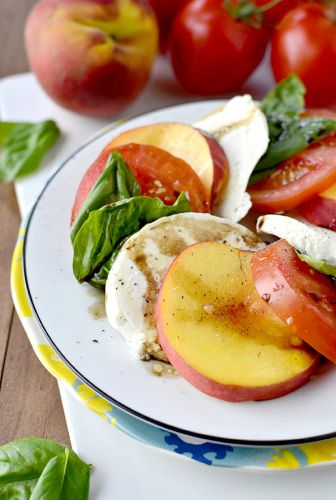 Insalata caprese con pesche