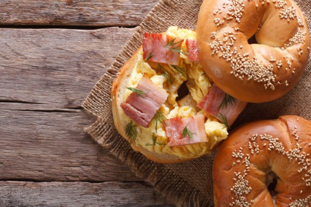 Bagel con uova e prosciutto