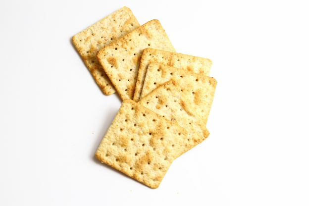 I cracker sono bucati per una ragione