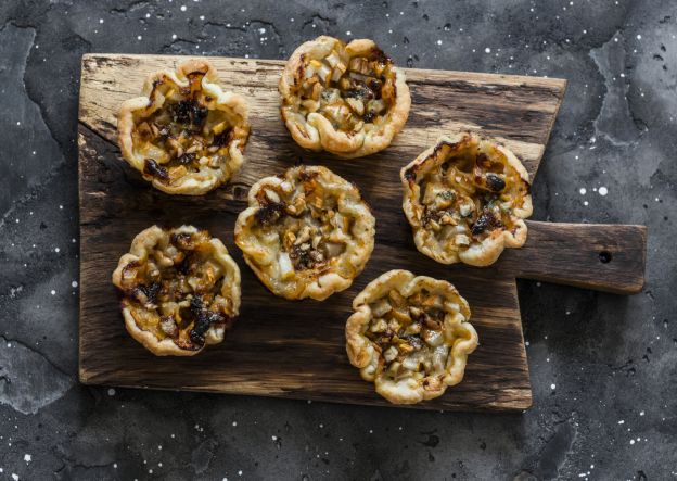 Mini quiches con gorgonzola, noci e gocce di miele