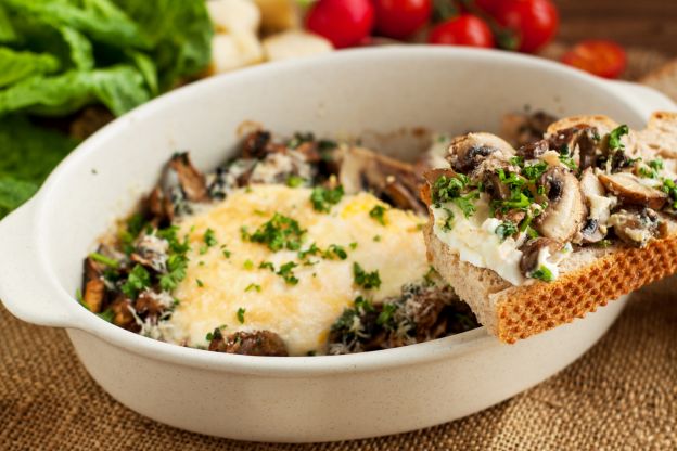 Überbackene Champignons mit Ei und Parmesan