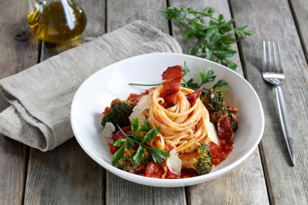 Linguine in salsa arrabbiata, broccoli e prosciutto croccante