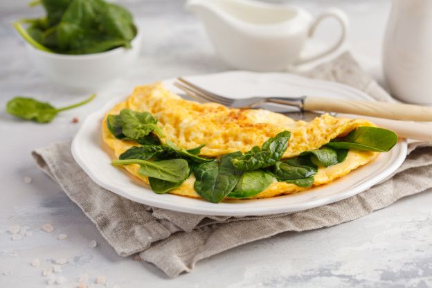 Omelette con spinaci freschi e formaggio