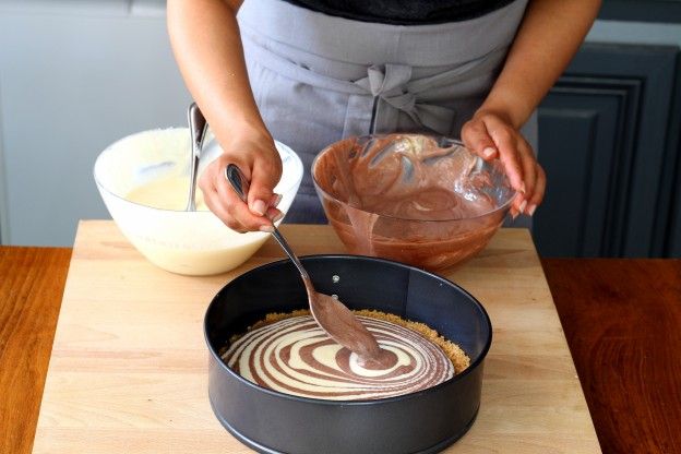 1 cucchiaio di impasto alla vaniglia, poi 1 al cacao