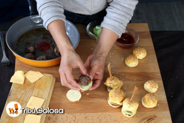 Assemblaggio dei burger: mini hamburger