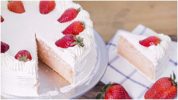 La torta primavera con mousse alle fragole e meringa