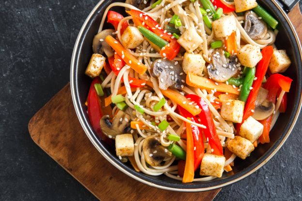 Spaghetti con tofu e funghi croccanti