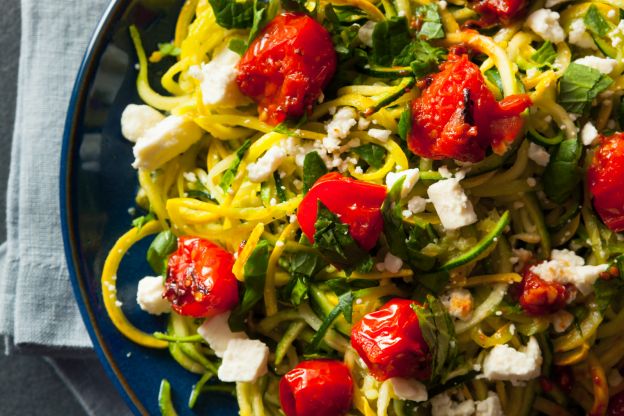 Spaghetti di zucchine con formaggio feta