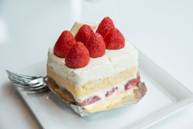 Torta a strati con crema e fragole