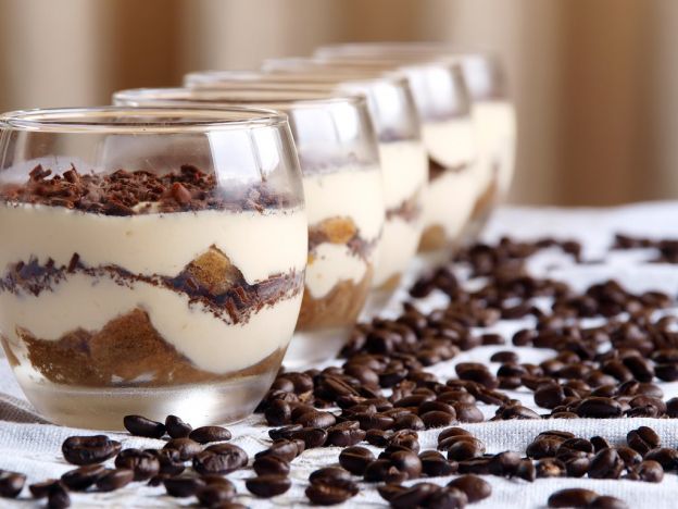 Bicchierini con pandoro e crema al caffè