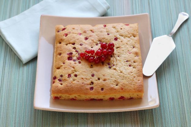 Torta quadrata di mandorle e ribes