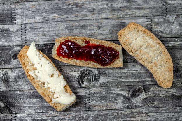 Pane tostato con mermellata o burro