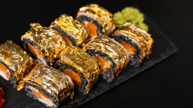 Sushi com tinta de calamar y hojas de oro