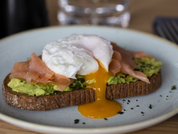 Pane avocado e salmone con uovo in camicia