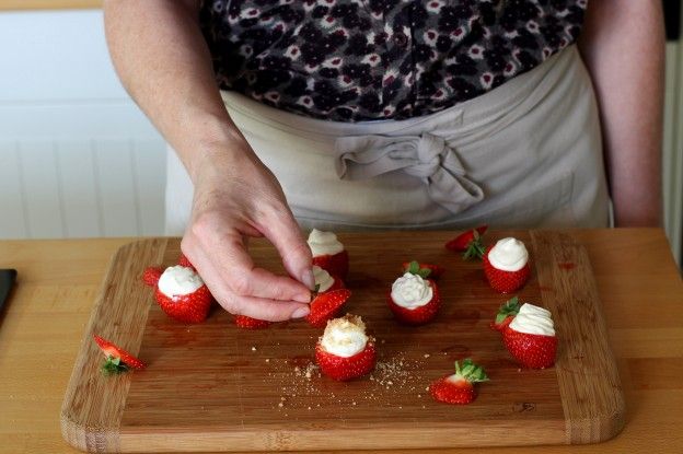 Appoggiate il cappello su ogni fragola