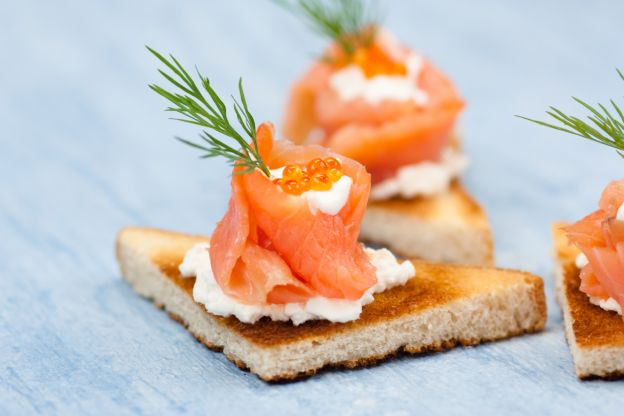 Crostini di ricotta aromatizzata al pesto, rughetta e salmone affumicato