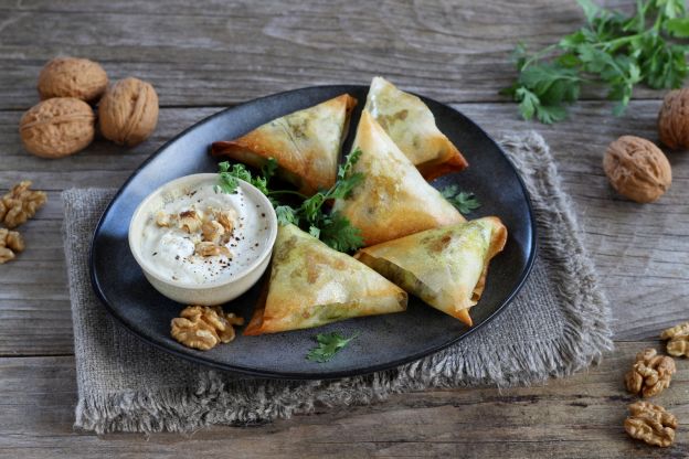 Samosa al pollo e noci cotti al forno