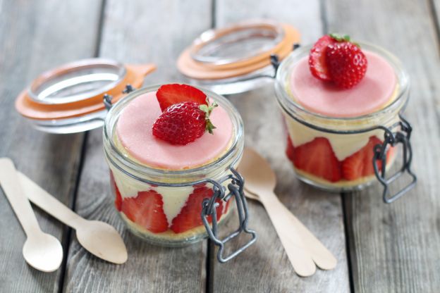 Torta alle fragole e crema nel vasetto