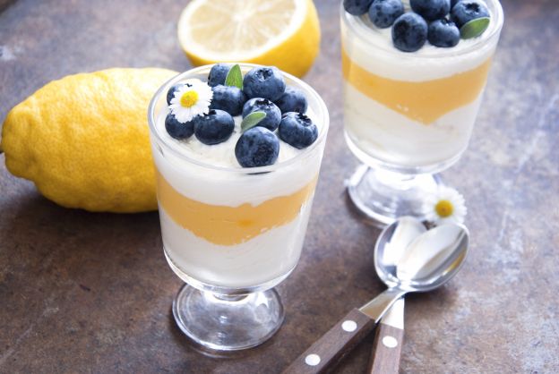 Mousse di ricotta con lemon curd e mirtilli