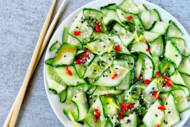 Insalata piccante di cetrioli in stile asiatico