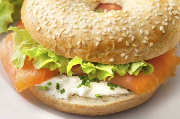 Bagels con salmone affumicato e uova strapazzate