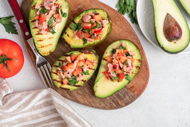 6. Avocado grigliato con verdure e tonno