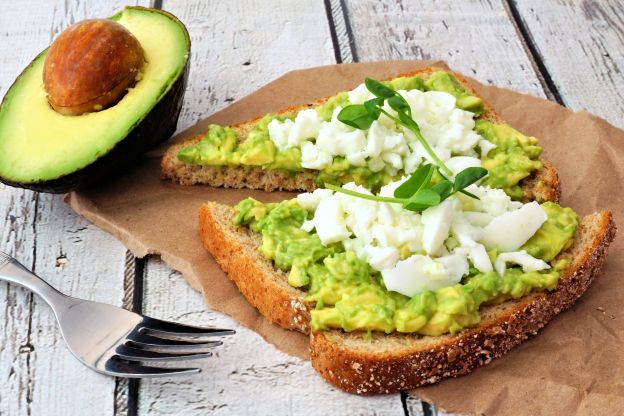 Toast con avocado e formaggio