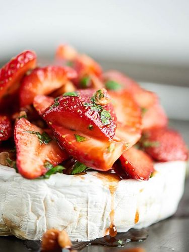 Formaggio Brie con fragole