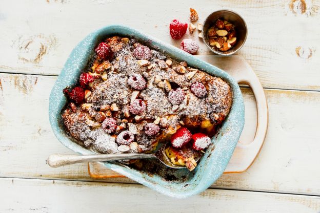 Casseruola per la colazione con lamponi e mandorle