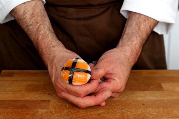 Decorare le palline di sushi