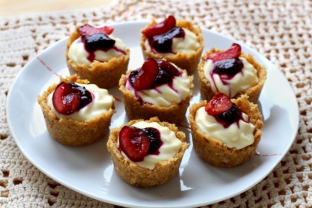 Mini tartellette cheesecake alla ciliegia