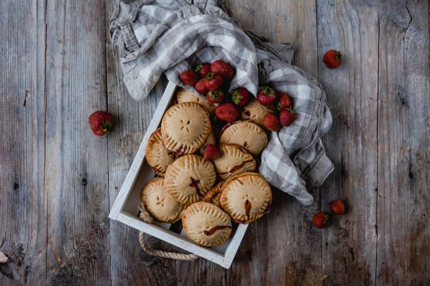 Biscotti ripieni di fragole fresche