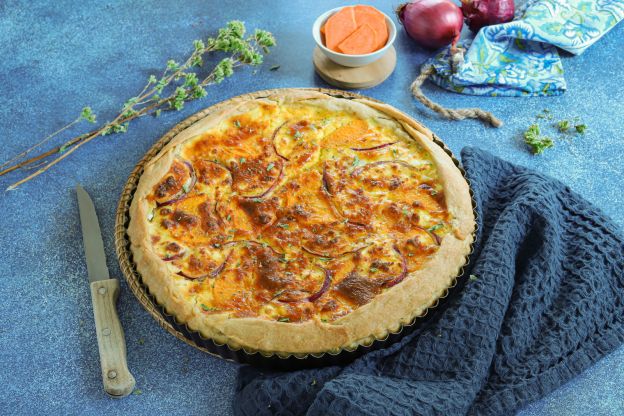 Quiche con patate dolci, feta e cipolle caramellate