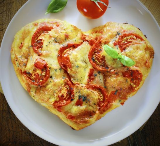 Pizza romantica a forma di cuore