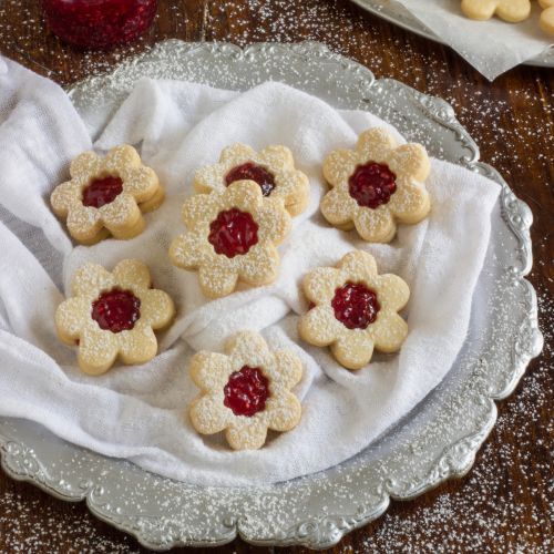 Biscottini linzer con cuore di marmellata