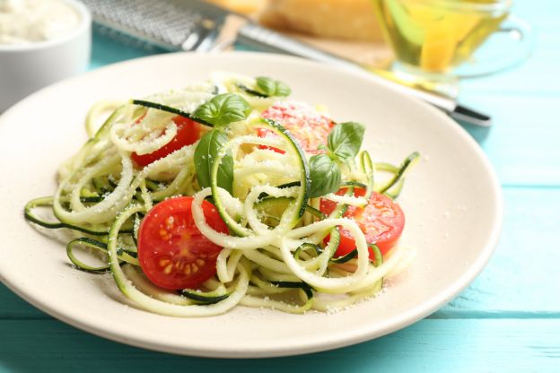 Spaghetti di zucchine al pesto