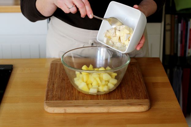 Lascia raffreddare le patate senza condirle quando prepari un'insalata di patate