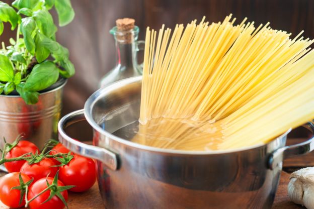 Aggiungere olio all'acqua di cottura della pasta