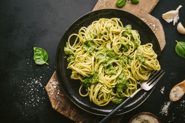 Pasta al pesto di tofu, mandorle e basilico