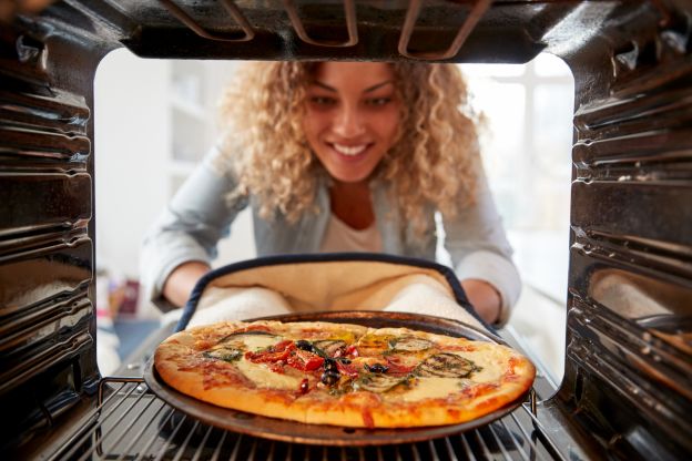 Sfornare un piatto caldo con guanti da forno bagnati