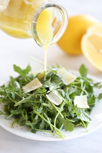 Insalata di rucola con vinaigrette al limone