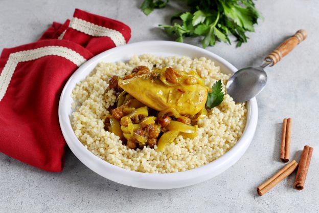 Cous cous con pollo, cipolle e uvetta