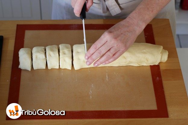 Arrotolate la pasta a salsicciotto, poi ricavatene 11 rotolini