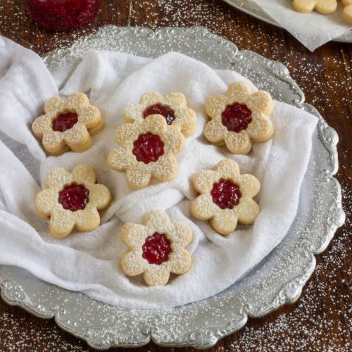 10. Biscotti Linzer con cuore di marmellata