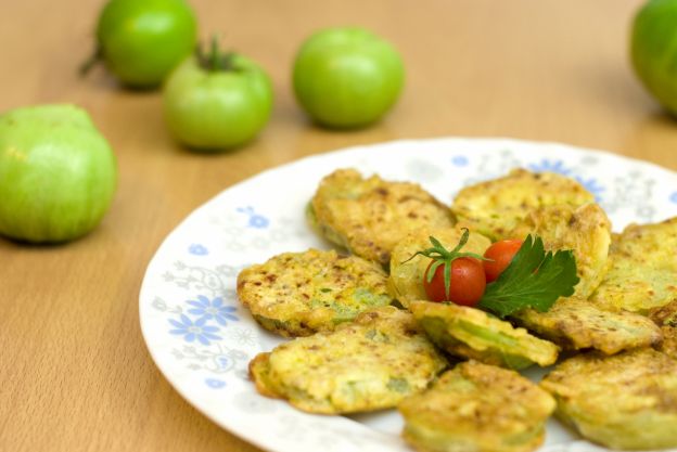 Frittelle di pomodori verdi con farina di mais, birra e mix di spezie