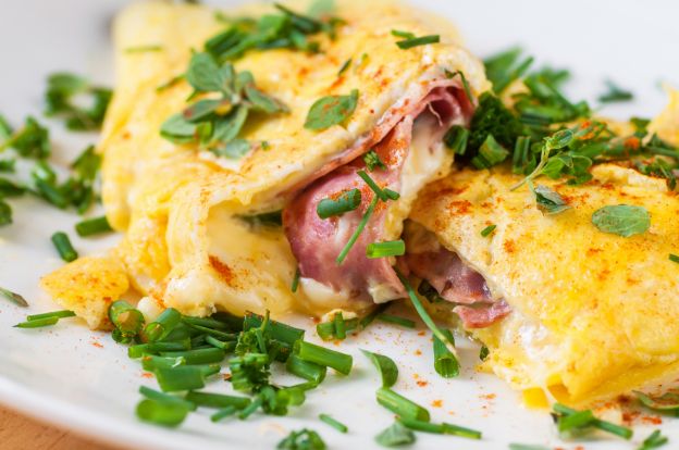 Omelette soufflé con prosciutto e formaggio