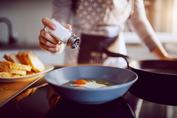 Salare il cibo appena dopo averlo servito