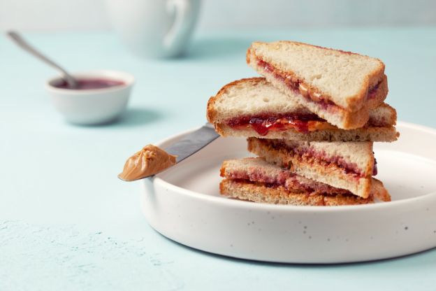 Panino al burro d'arachidi con marmellata di fragole