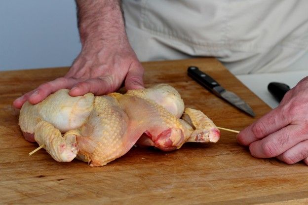 Inserite degli stuzzicadenti di legno a croce