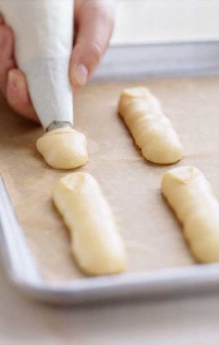 La stesura della pasta choux